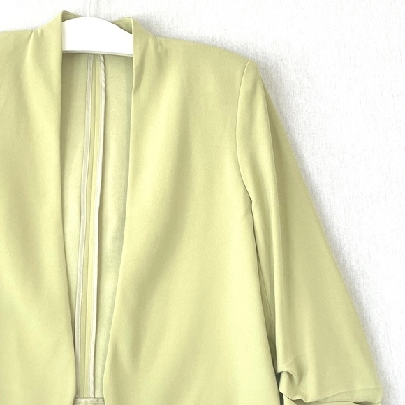 Aritzia Babaton Power Short Blazer in Pistachio Green - Picture 5 of 12
